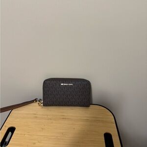 Jet Set Large Signature Logo Smartphone Wallet